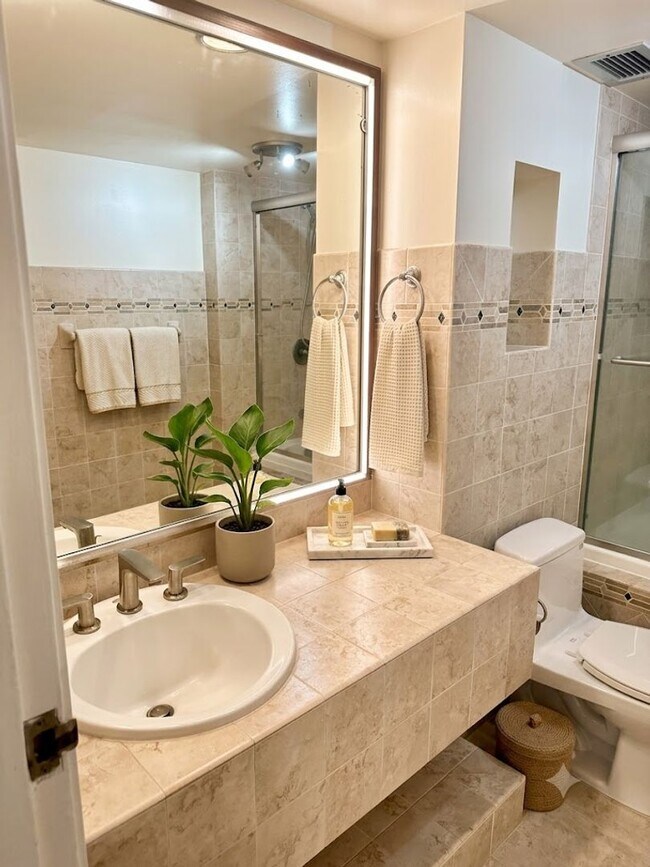 Building Photo - 1 bedroom in Highly Desirable building in Hawaii Kai