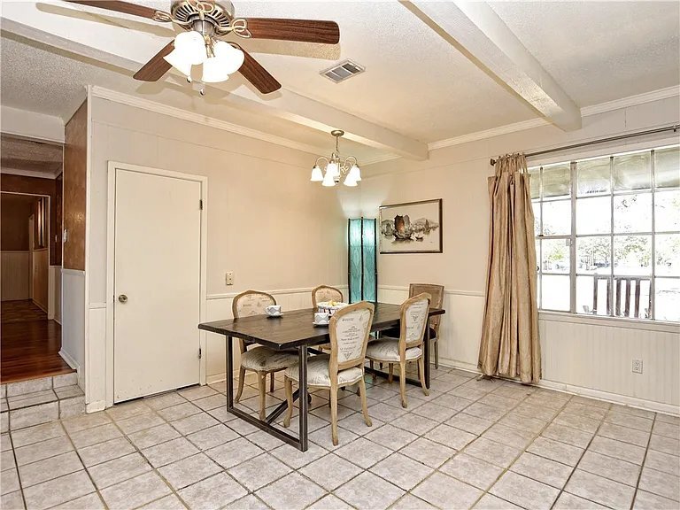 Building Photo - 614 S Groos St