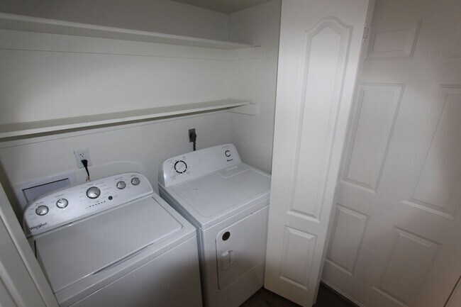 Building Photo - Remodeled End-Unit Townhome @ Village at Elk Run | 3 Bed, 2.5 Bath + 2-Car Garage