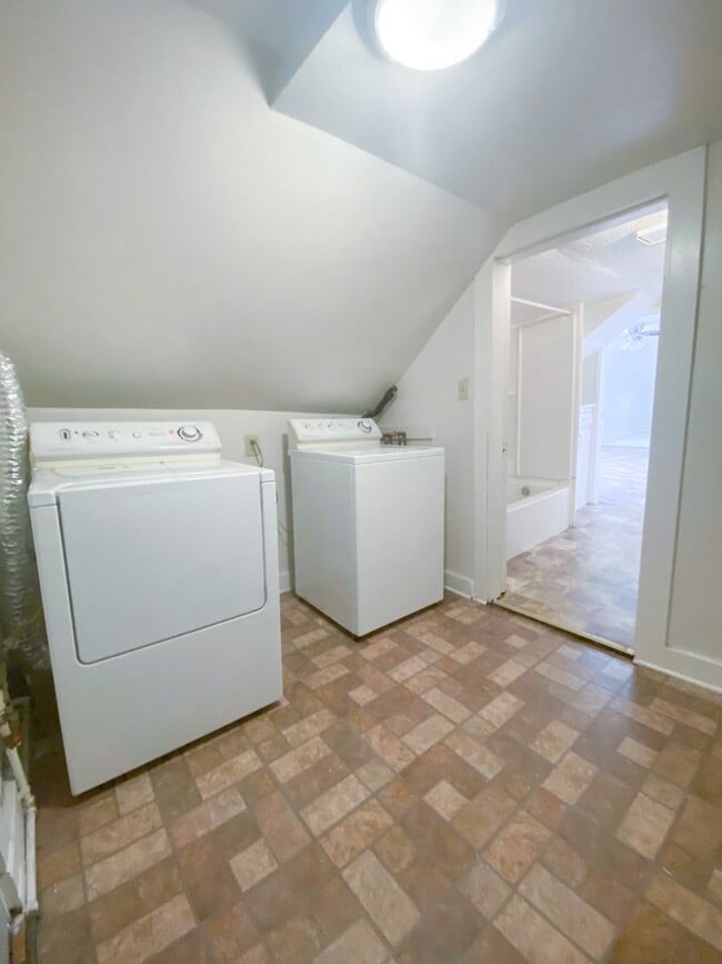 Building Photo - 123 S Clay St