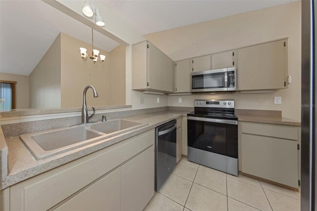 Building Photo - 3121 Beecher Dr E