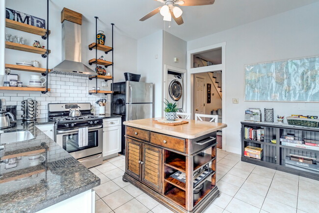 Building Photo - 513 E Harris St