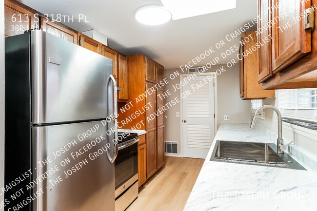Building Photo - 613 S 318th Pl