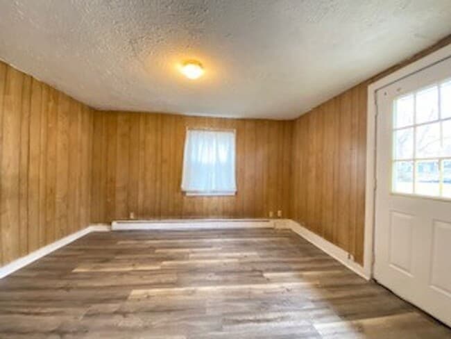 Building Photo - 1 Bedroom Single Family Home in Elkhart!