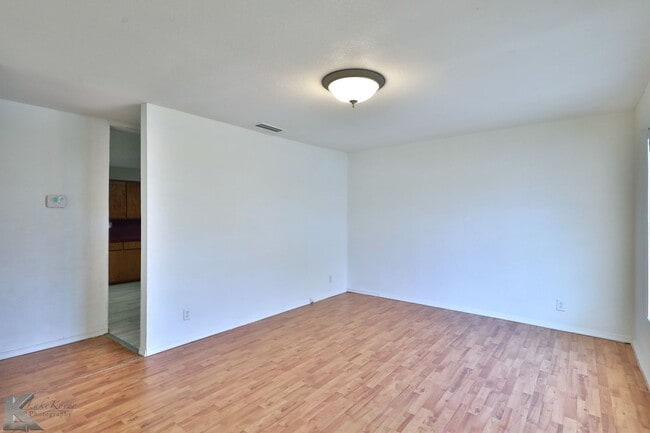 Building Photo - 3 BEDROOM,  Kitchen appliances, NEW INTERIOR PAINT! 6 MONTH LEASE AVAILABLE!