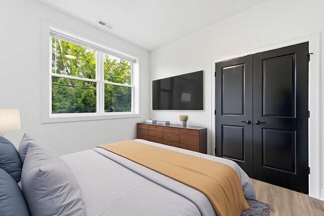 Building Photo - 3902 S Lake Park Ave