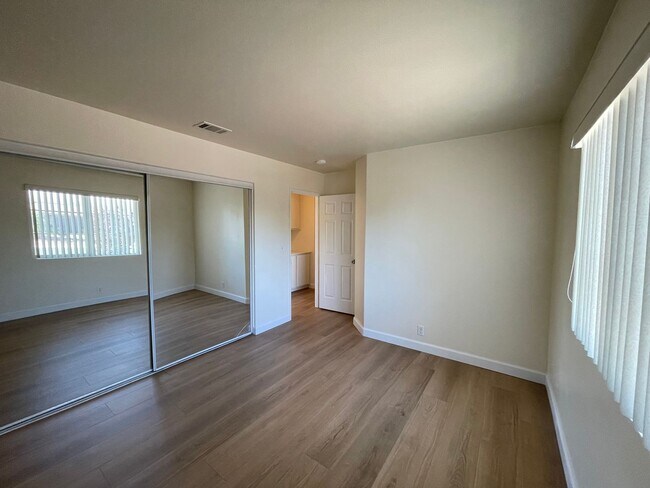 Building Photo - Apple Valley Home in The Vineyards- 3 Bedrooms, 2 Bathrooms, 2 Car Garage, New Flooring