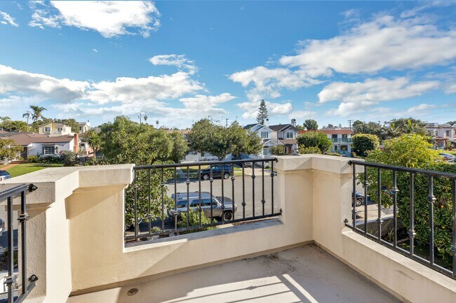 Building Photo - 3-bedroom 3.5 Coronado Village home near schools