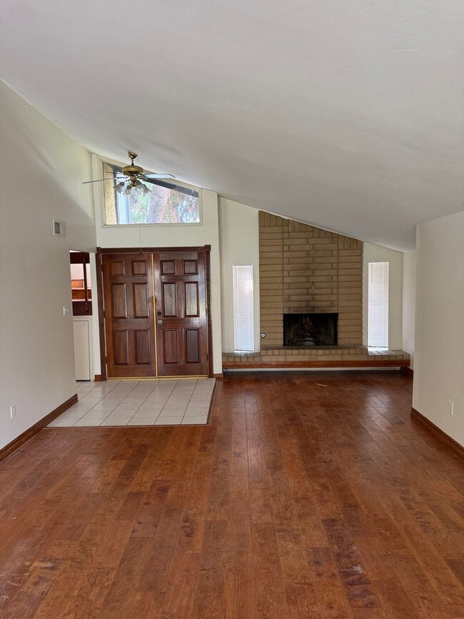Building Photo - Charming 3-Bedroom, 2-Bathroom Home in the...