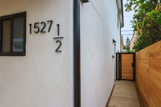 Building Photo - 1525 S Carmelina Ave