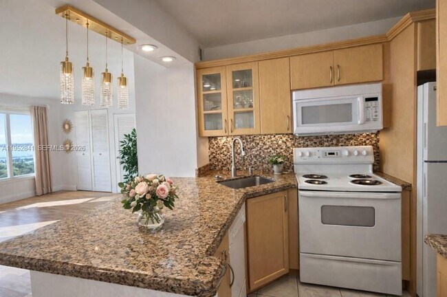 Building Photo - 2899 Collins Ave