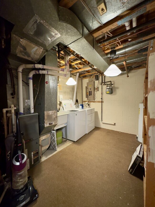 Building Photo - Spacious 4Bed/3.5Bath in Woodlawn