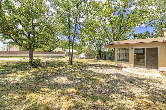 Building Photo - 3 bedroom,1.5 bath with 1 car garage close to schools, hospital and shopping!