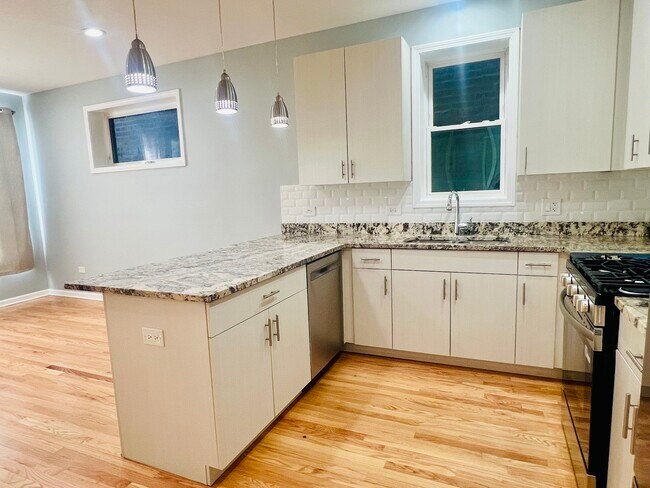 Building Photo - 1750 W Cermak Rd