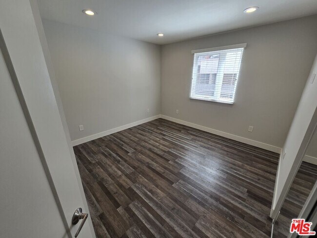 Building Photo - 1255 N Kingsley Dr