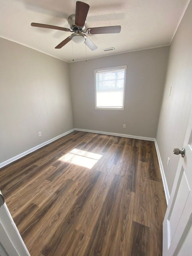 Building Photo - One bedroom one bath room apartment