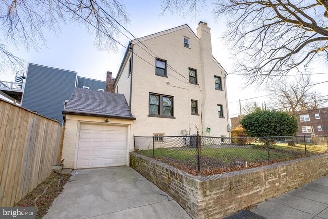 Building Photo - 1900 Q St SE