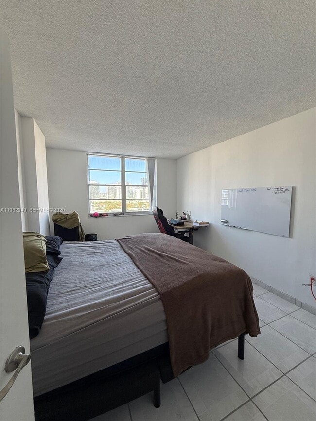 Building Photo - 500 Bayview Dr