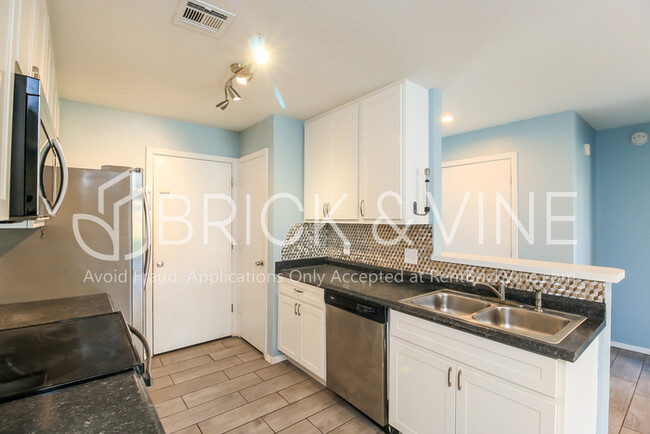 Building Photo - 920 Periwinkle Dr