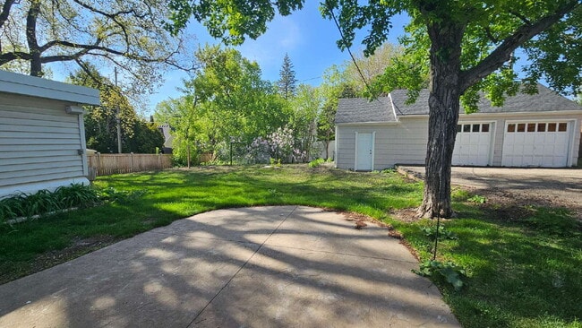 Building Photo - "Charming Edina Duplex Retreat: Spacious 1150 Sq Ft Haven!" Available now!
