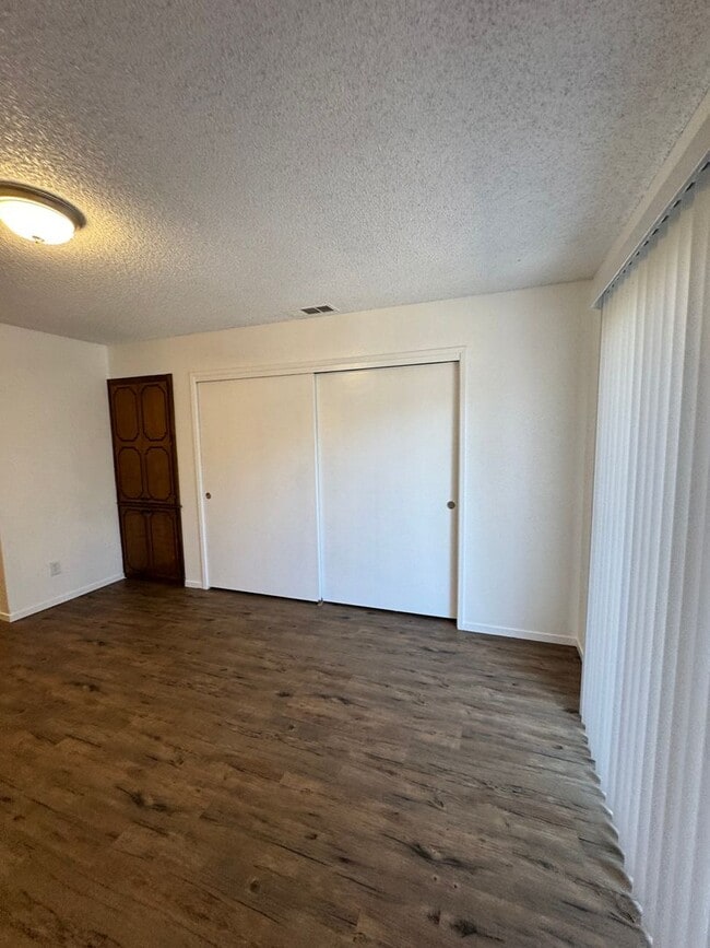 Building Photo - 3951