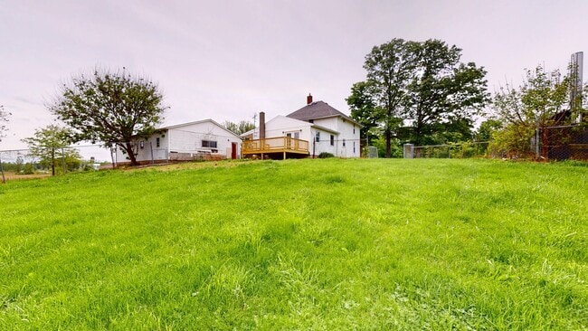 Building Photo - Large farmhouse with garage in Mapleton Schools