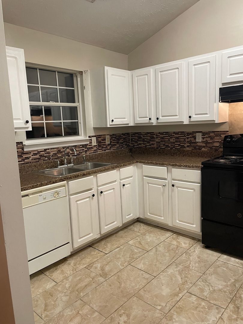 Building Photo - 8140 Sterling Lakes Ct