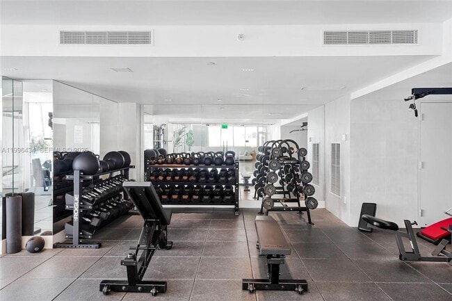 Building Photo - 700 NE 25th St