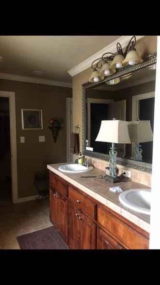 Building Photo - 2555 N Trafalger Dr