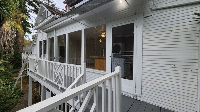Building Photo - 401 Vine Ave