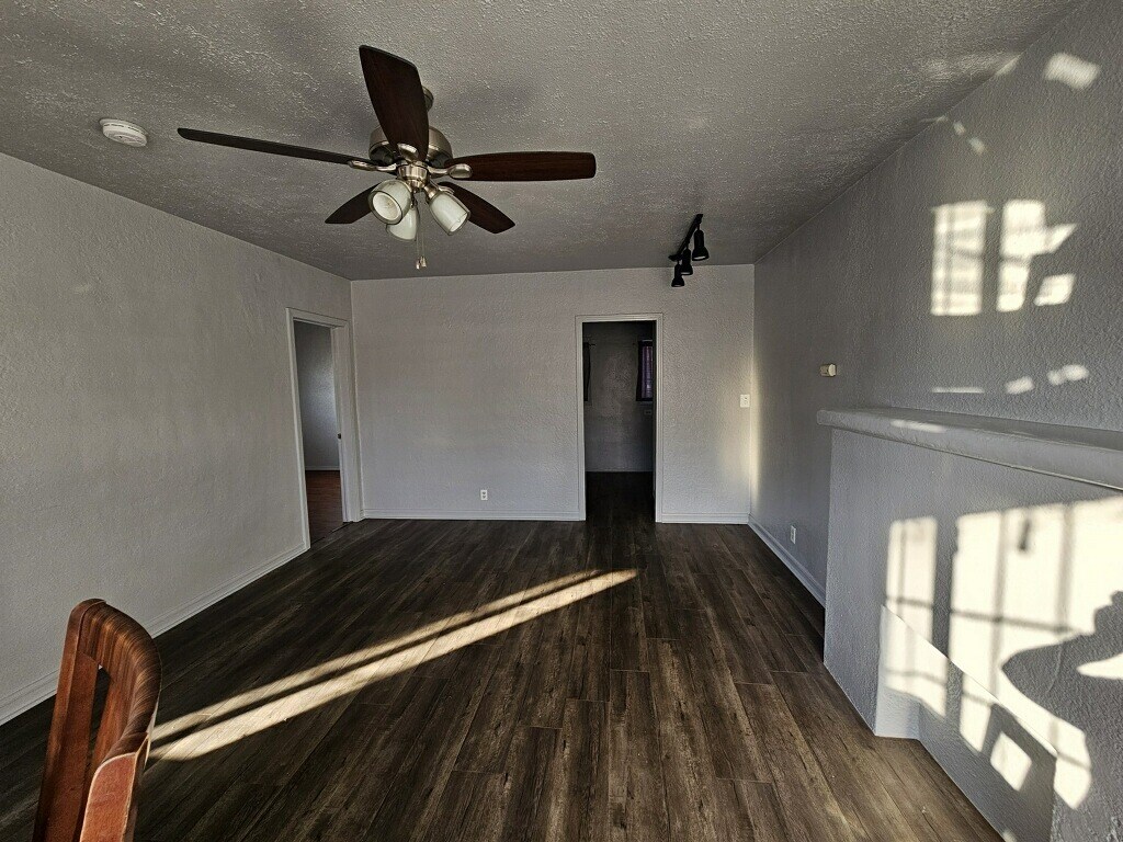 Building Photo - 1517 W 60th Pl