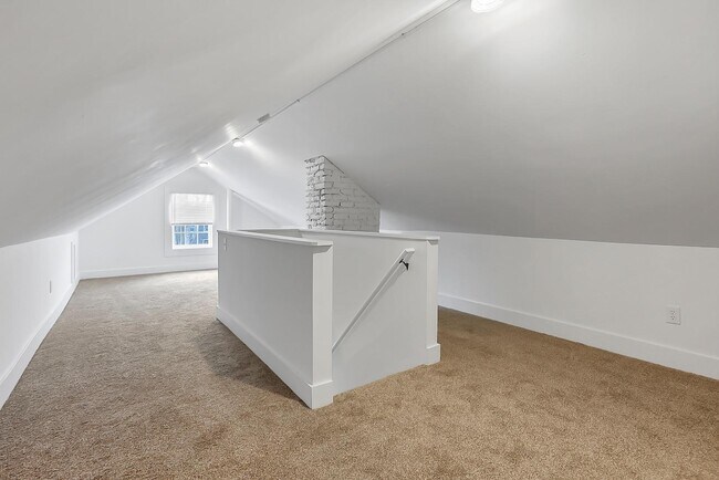 Building Photo - 743 Lilley Ave
