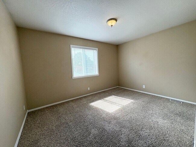 Building Photo - Beautiful 4-Bedroom Meridian Home with 4-Car Garage & Prime Location