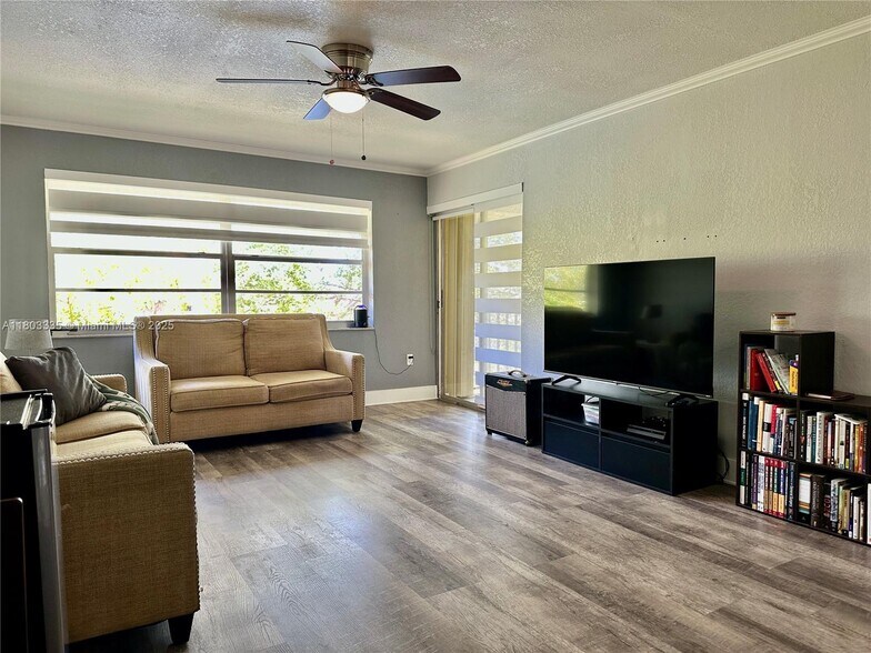 Building Photo - 15430 SW 82nd Ln