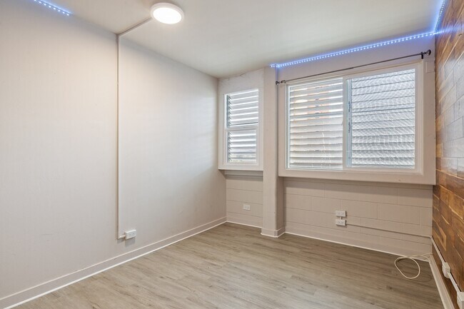 Building Photo - 2 Bed / 1 Bath 1 Parking , Community Pool , Electricity, Water, Sewer & Gas Included, Secured Bui...