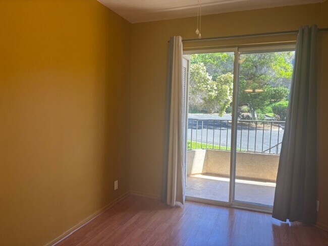 Building Photo - 3 Bedroom / 3 Bath Condo with Ocean Views