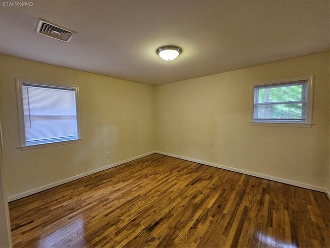 Building Photo - 8 Town Path