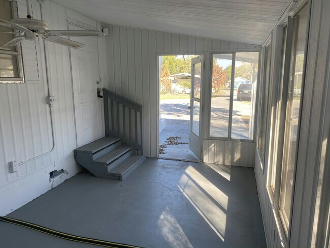 Building Photo - 5 Crest Ave