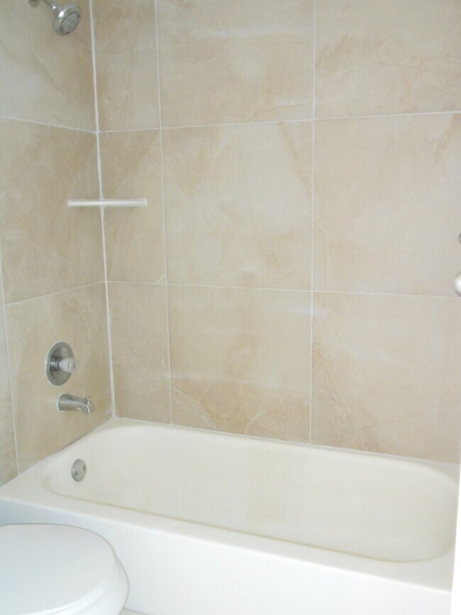 Building Photo - ONE BEDROOM ONE BATHROOM!! Waterfront Comm...