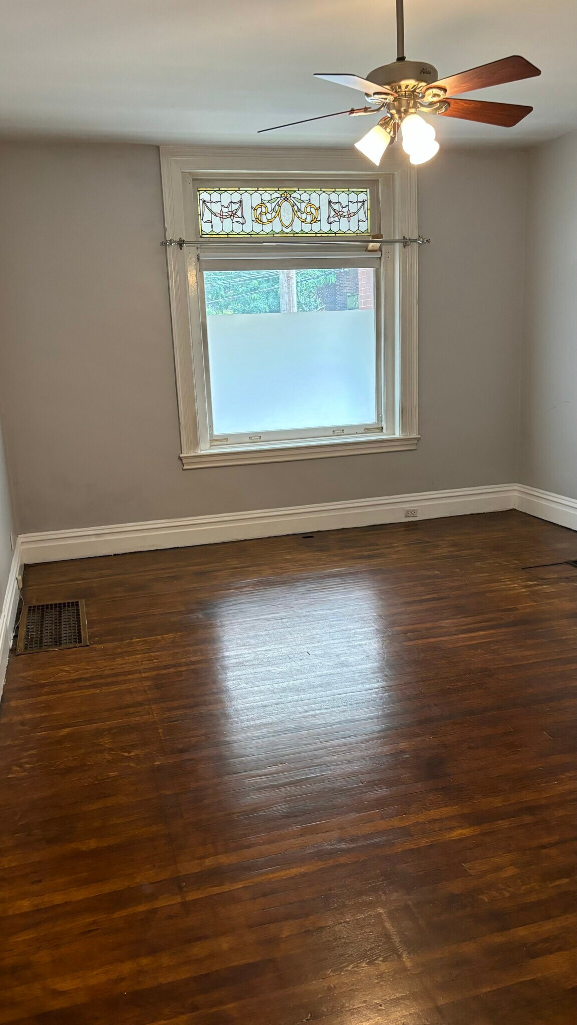 First spacious bedroom - 343 South Fairmount Street