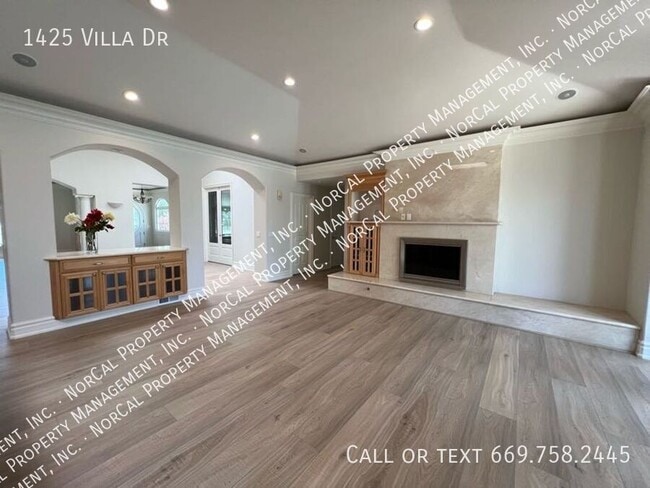 Building Photo - 1425 Villa Dr