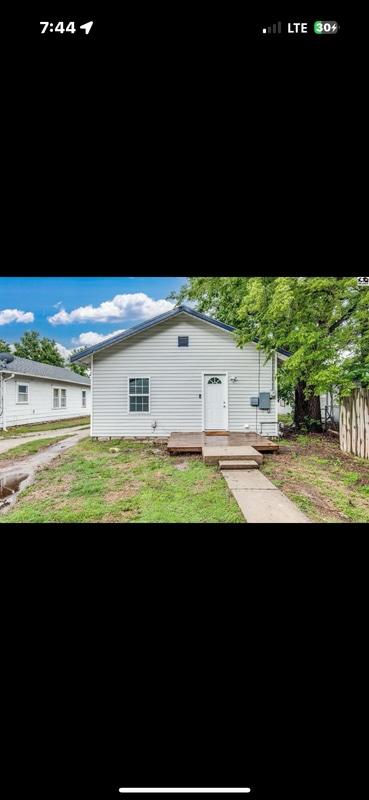 Building Photo - 1126 E Ave B