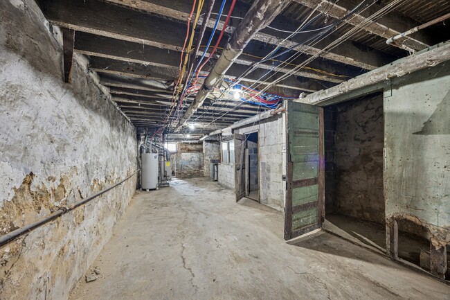Building Photo - 1723 W Butler St