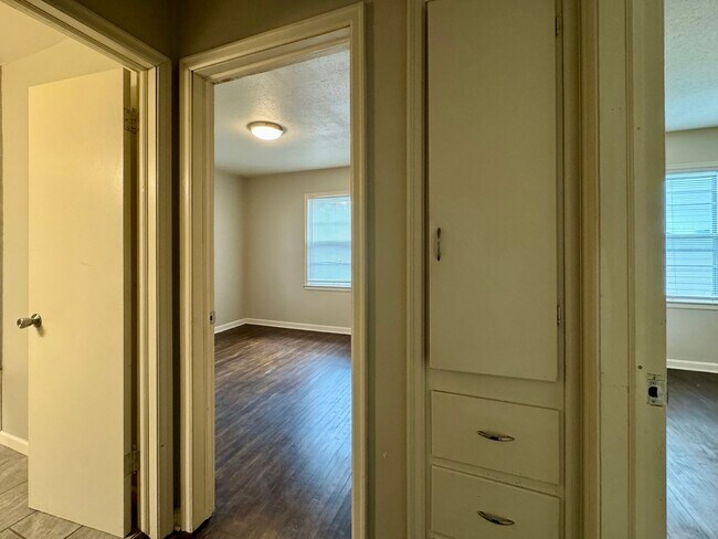 Building Photo - 2 Bedroom 1 Bathroom House