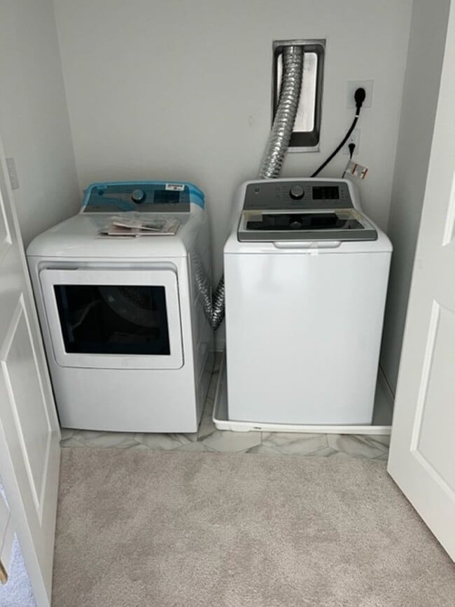 Building Photo - BBEY HILL @ HICKORY MANOR