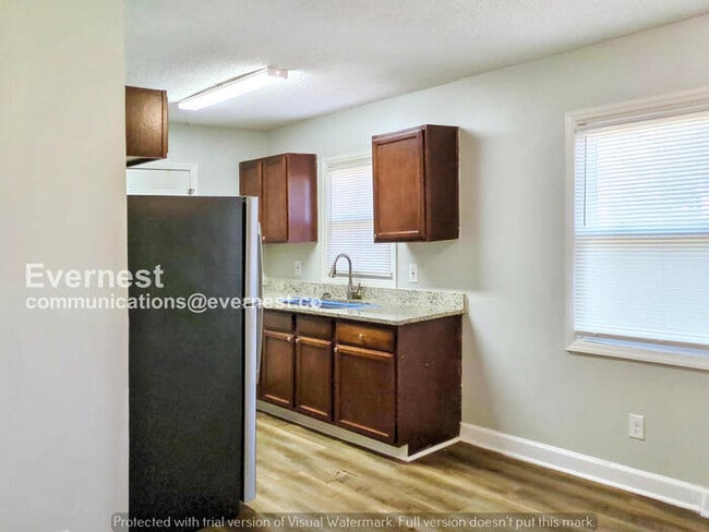 Building Photo - 4 Bed/1.5 Bath Home with Off-Street Parking / Pet-Friendly / Vouchers Accepted / Available Now!