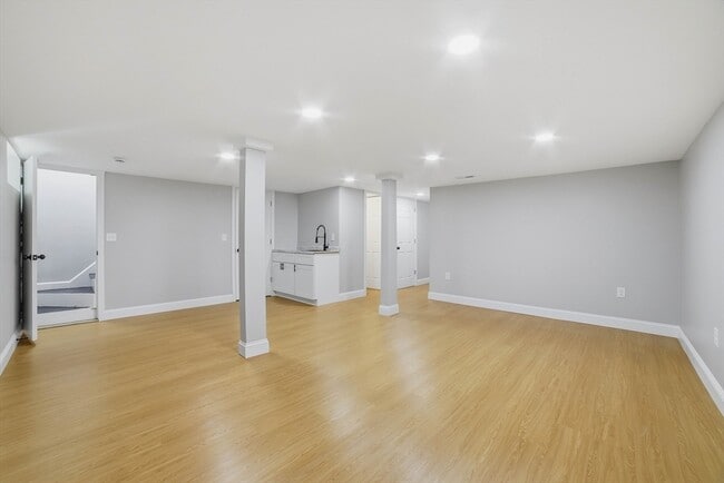 Building Photo - 44 Topsfield Cir