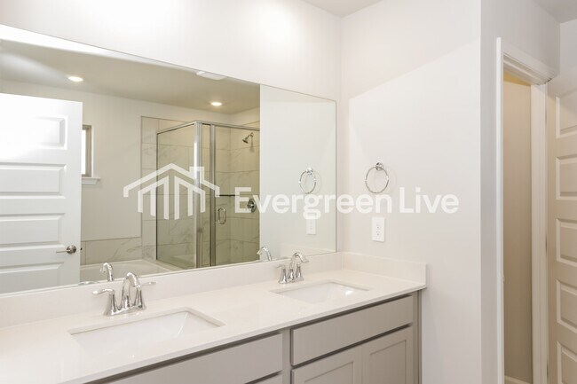 Building Photo - 16907 Whispering Pnes Dr