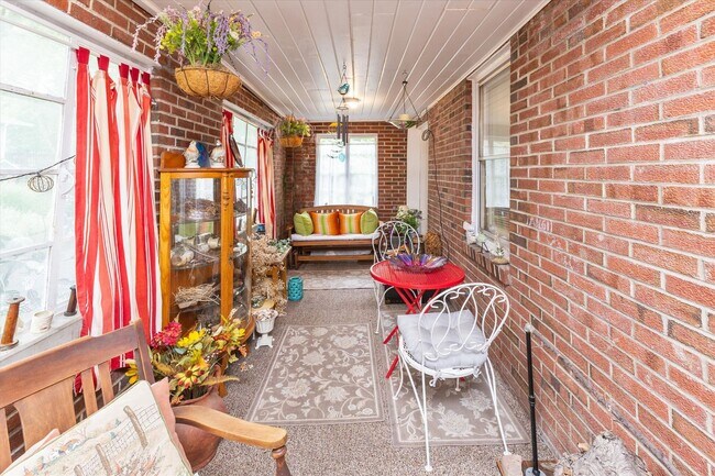 Building Photo - 547 W Main St