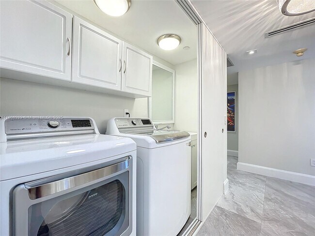 Building Photo - 11113 Biscayne Blvd